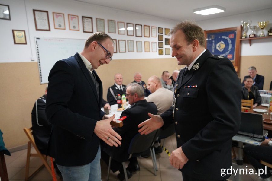 Jakub Ubych, wiceprzewodniczący RMG i prezes OSP Gdynia Wiczlino Waldemar Kolatowski podają sobie dłoń