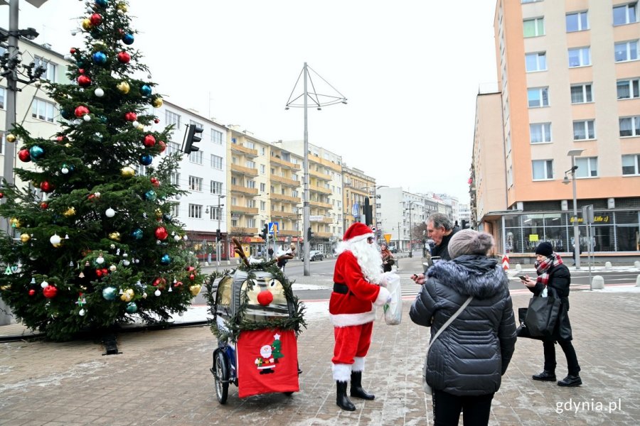 Mikołaj częstujący gdynian cukierkami podczas „Świątecznej Starowiejskiej” 