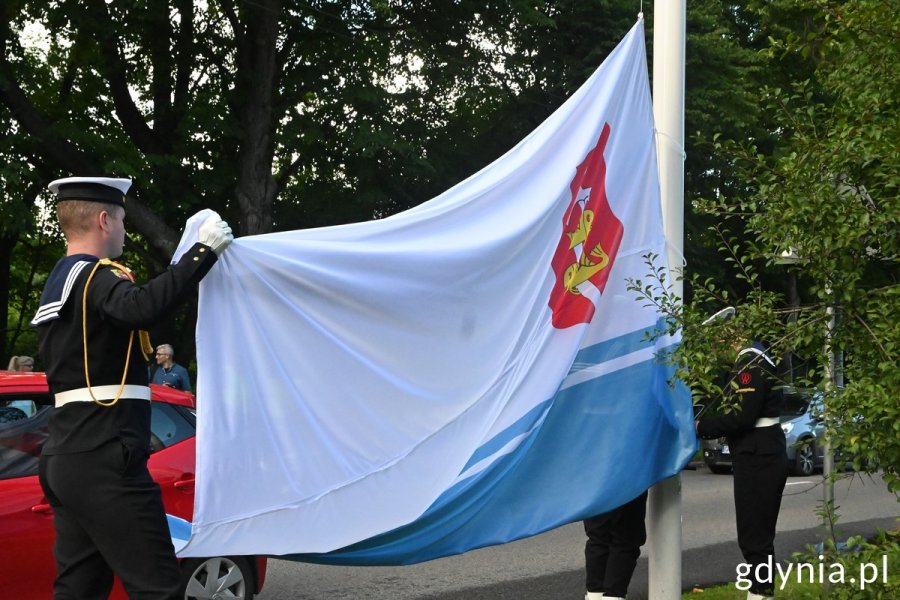 Flaga Gdyni powiewa na nowym maszcie przy al. Zwycięstwa // fot. Magda Śliżewska