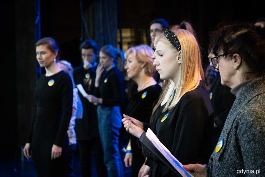 Gdyńscy aktorzy podczas nagrania hymnu Ukrainy // fot. Kamil Złoch