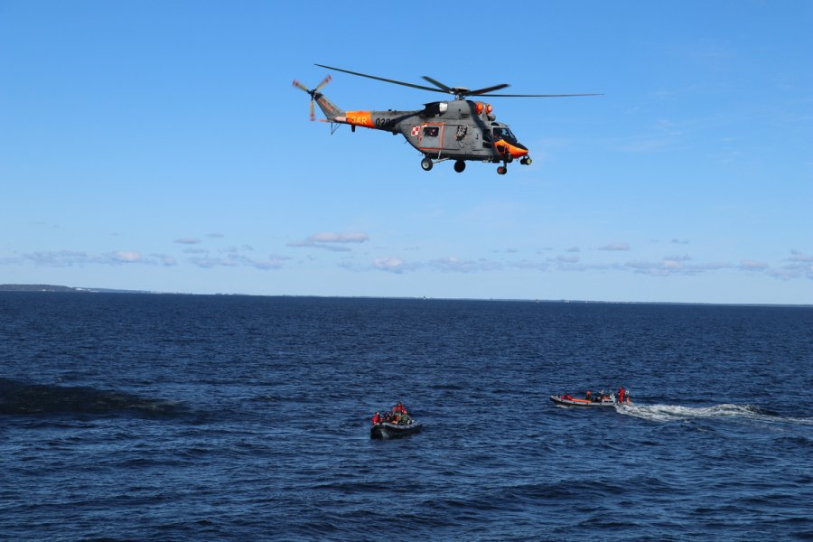 Helikopter nad wojskowymi