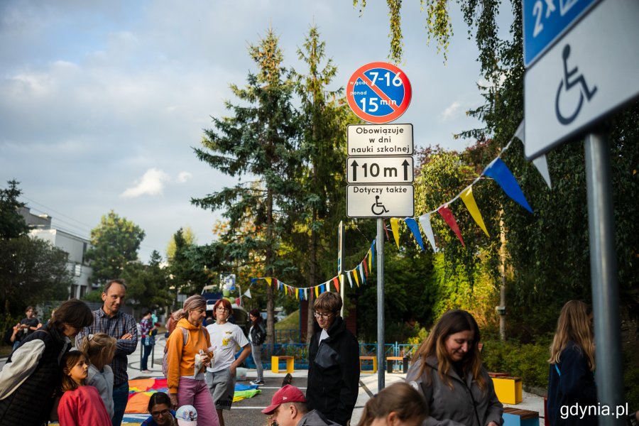 Znak drogowy określający zasady postoju na ulicy szkolnej 