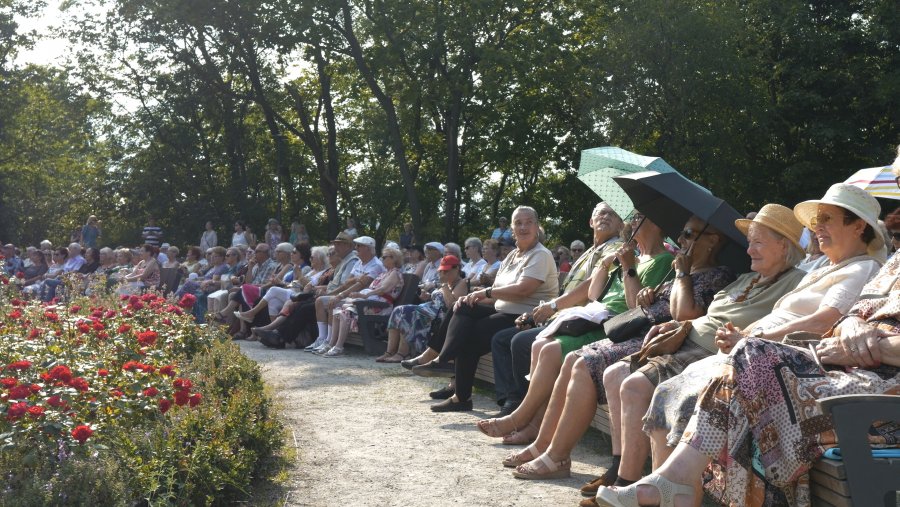 Publiczność  na „Koncercie Muzyki Promenadowej” na Kamiennej Górze