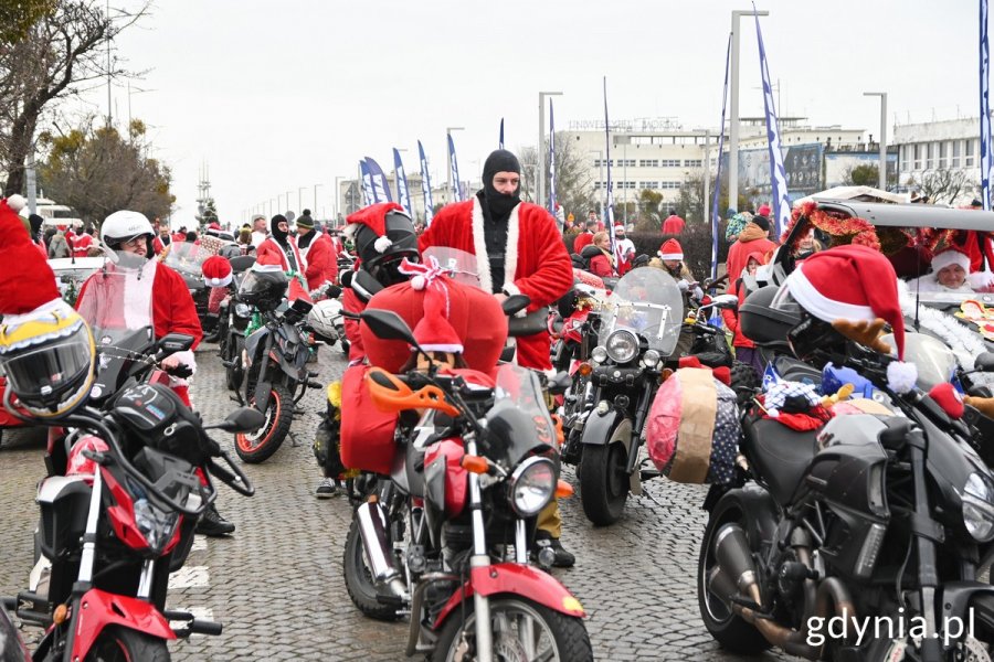 Motocykliści przebrani za mikołaje