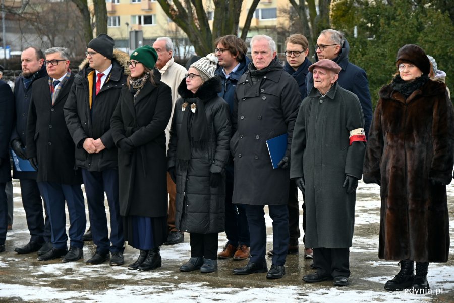 Od lewej: Mariusz Bzdęga - dyrektor zarządzający ds. kultury i aktywności mieszkańców, wicewojewoda pomorski Emil Rojek, posłanki Wioleta Tomczak i Henryka Krzywonos-Strycharska, senator Sławomir Rybicki, Jerzy Grzywacz - żołnierz AK i prezes okręgu pomorskiego Światowego Związku Żołnierzy Armii Krajowej i posłanka Dorota Arciszewska-Mielewczyk podczas uroczystości z okazji 83. rocznicy utworzenia AK