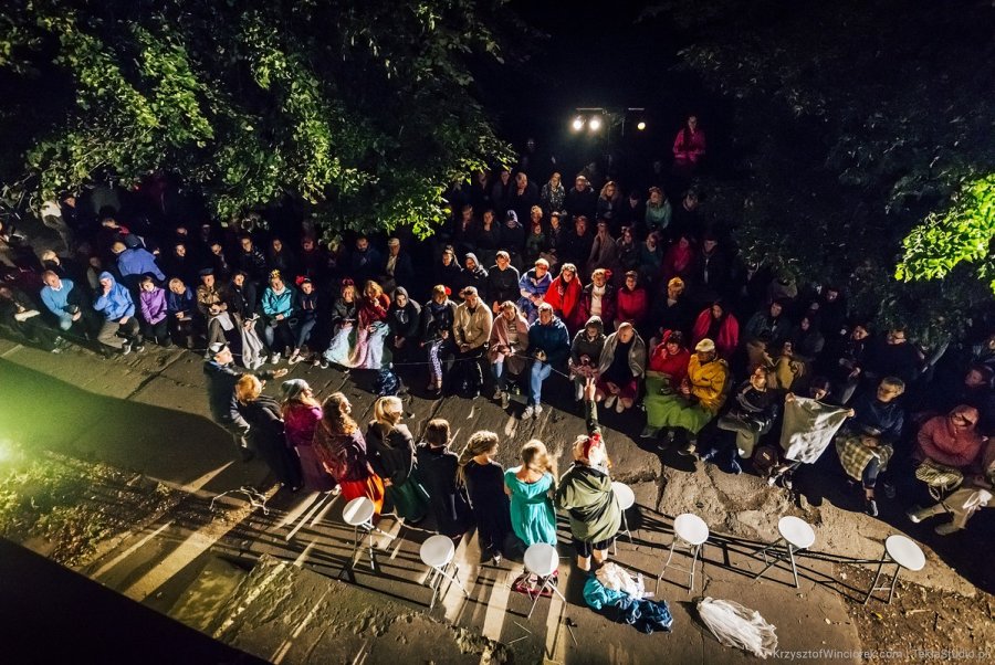 Zdjęcie z prezentacji spektaklu „Rodzanice” na festiwalu „Pociąg do miasta”. Aktorzy grają przed siedzącą na krzesłach publicznością // fot. Krzysztof Winciorek