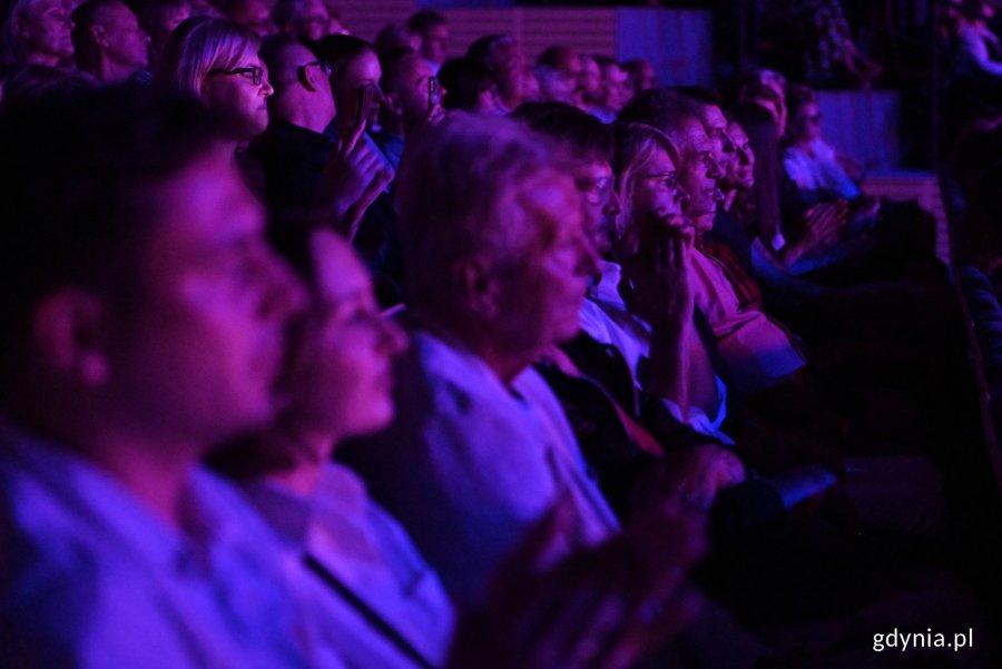 publiczność w sali teatralnej