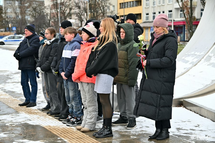 Uczniowie jednej z gdyńskich szkół wraz z nauczycielami podczas uroczystości z okazji 83. rocznicy utworzenia AK 