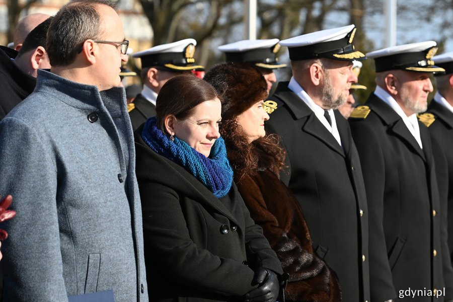 Od lewej: wicewojewoda pomorski Emil Rojek, prezydent Gdyni Aleksandra Kosiorek, posłanka Dorota Arciszewska-Mielewczyk i przedstawiciele Marynarki Wojennej podczas uroczystości z okazji 99. rocznicy nadania Gdyni praw miejskich