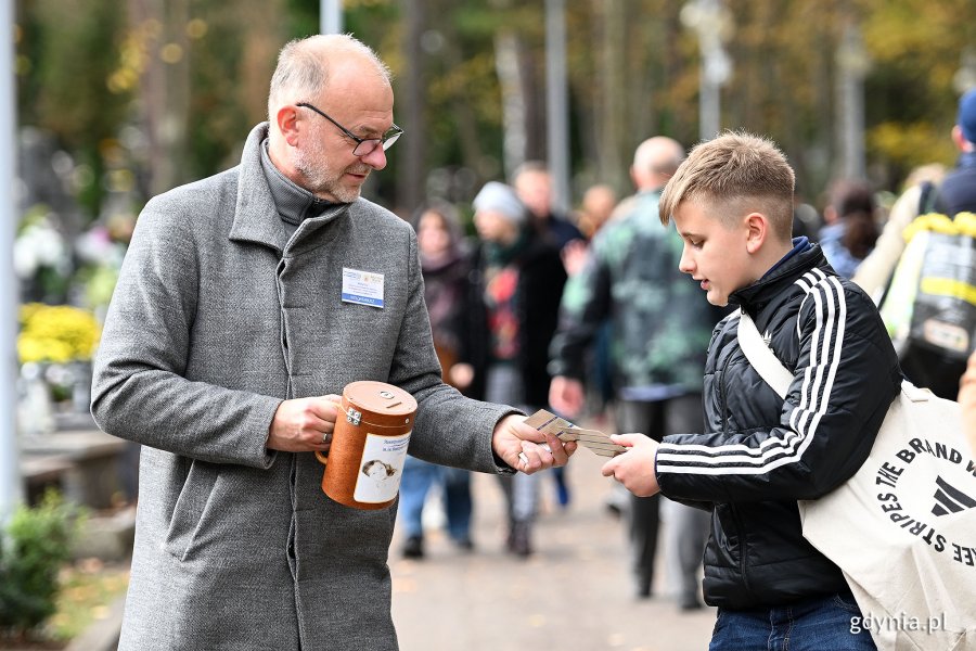 Michał Guć - zastępca dyrektora Departamentu Polityki Demograficznej w Ministerstwie Rodziny, Pracy i Polityki Społecznej podczas kwesty na Cmentarzu Witomińskim