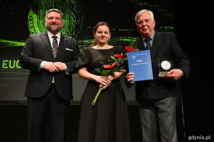  Leszek Kajetan Kilanowski odbiera Medal im. E. Kwiatkowskiego i kwiaty z rąk prezydent Aleksandry Kosiorek i przewodniczącego RMG Tadeusza Szemiota