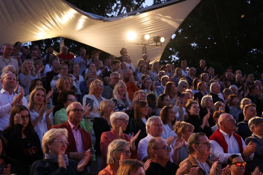 Widzowie zgromadzeni na prapremierze spektaklu „Na Waleta!” na Scenie Letniej w Orłowie. Wśród nich wiceprezydent Gdyni Bartosz Bartoszewicz (pierwszy z lewej w trzecim rzędzie) i Joanna Zielińska - przewodnicząca Rady Miasta Gdyni (trzecia z lewej w drugim rzędzie)// fot. Roman Jocher