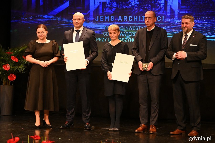 Od lewej Prezydent Aleksandra Kosiorek, Janusz Tybuszewski project manager Vastint Poland, Izabela Leple - Migdalska i Marcin Sadowski z JEMS Architekci, Przewodniczący Rady Miasta Tadeusz Szemiot / fot. Michał Puszczewicz