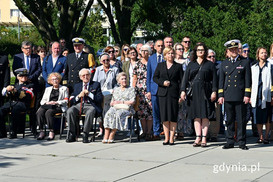 Kombatanci, przedstawiciele Światowego Związku Żołnierzy Armii Krajowej, samorządowcy, parlamentarzyści i goście uczestniczący w uroczystościach z okazji 80. rocznicy powstania warszawskiego