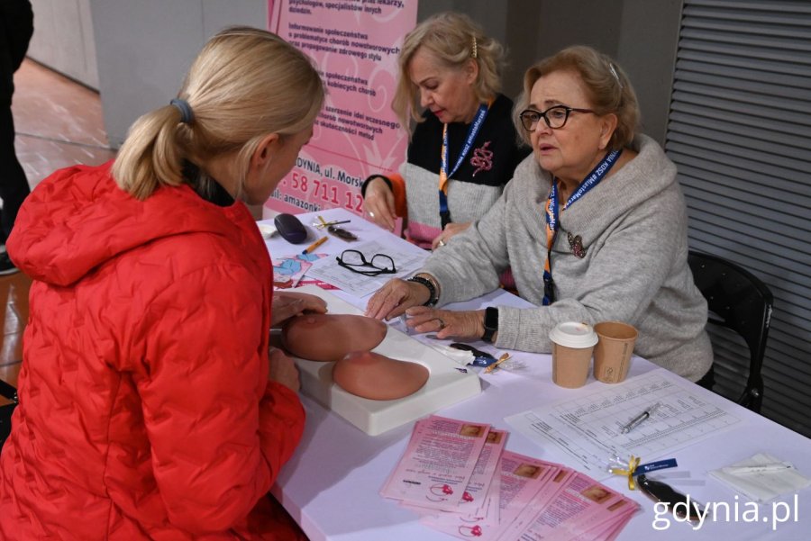 Stowarzyszenie Amazonek Gdyńskich pokazywało, jak prawidłowo badań piersi (fot. Magdalena Starnawska)