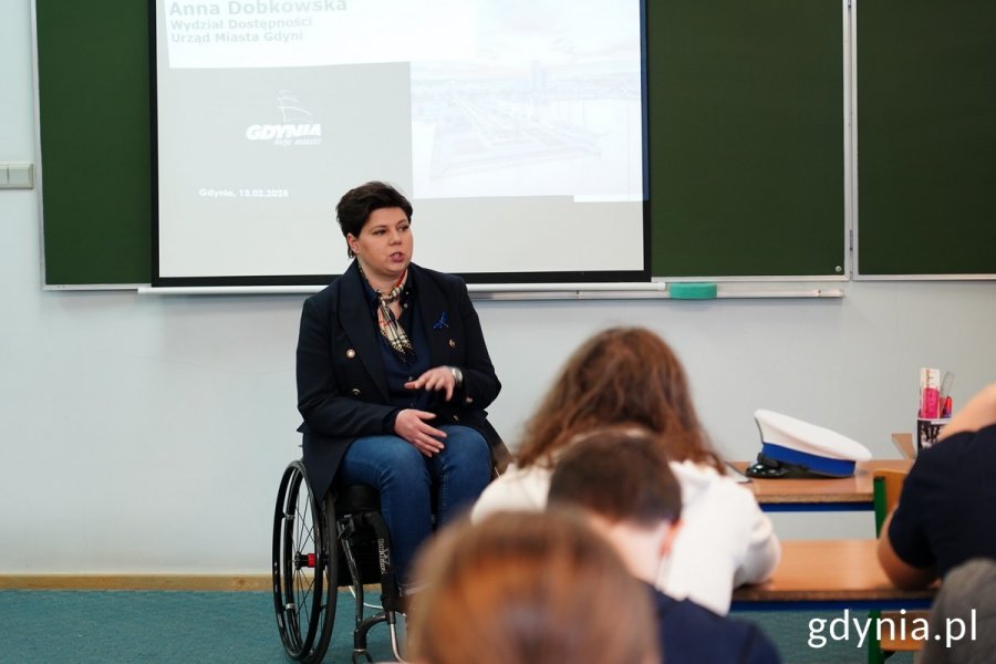 Anna Dobkowska z Wydziału Dostępności UMG na sali podczas spotkania z uczniami V LO