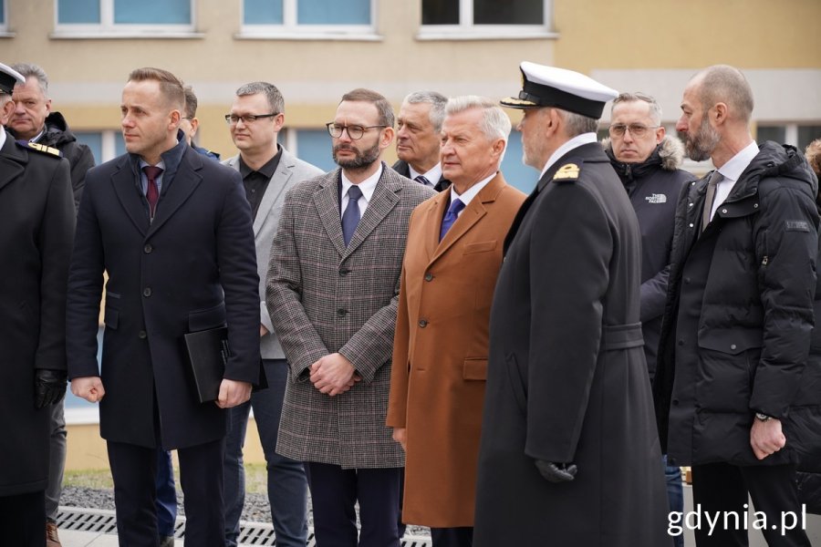 Wśród uczestników otwarcia budynku AMW stoją m.in.: Stanisław Wziątek, podsekretarz stanu w Ministerstwie Obrony Narodowej i kadm. prof. dr hab. Tomasz Szubrycht, rektor-komendant AMW 