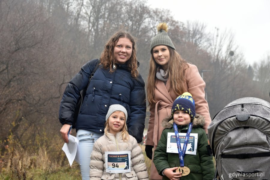 Oksywski bulwar przywitał zgromadzonych rześkim morskim powietrzem, dżdżystą pogodą i sprzyjającą bieganiu temperaturą // fot. M. Urbaniak