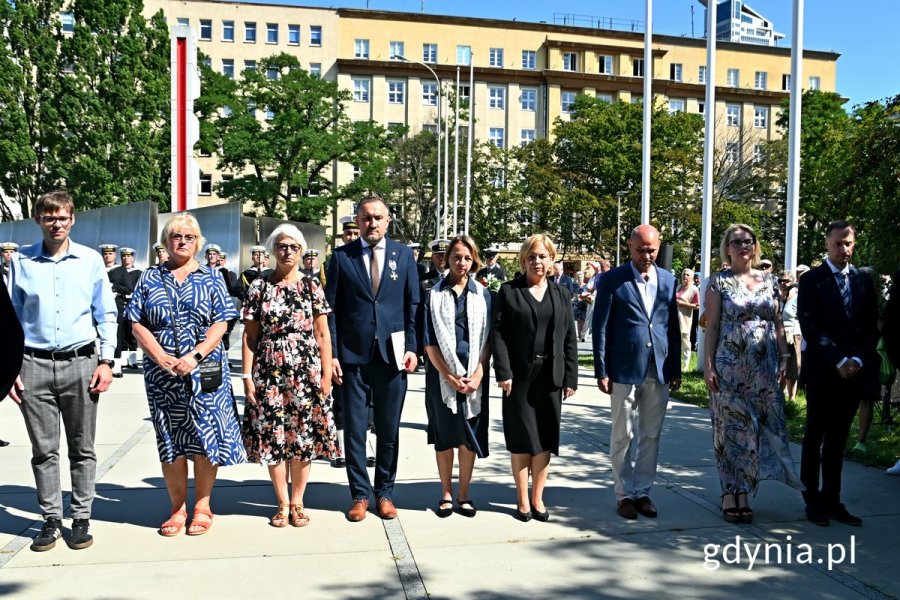 Delegacja gdyńskich samorządowców złożyła kwiaty podczas uroczystości z okazji 80. rocznicy wybuchu powstania warszawskiego. Od lewej: radni Marek Dudziński, Teresa Bysewska i Joanna Zielińska, wiceprezydent Tomasz Augustyniak, radna Larysa Kramin, wiceprezydentka Oktawia Gorzeńska, Ireneusz Trojanowicz - wiceprzewodniczący Rady Miasta Gdyni oraz radni Agnieszka Tokarska i Dawid Biernacik