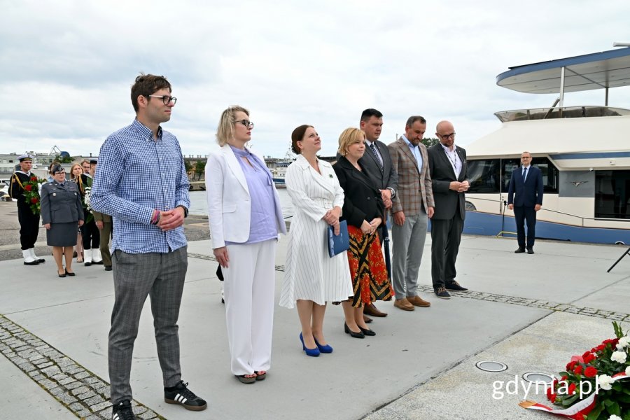 Od lewej: radni Gdyni Marek Dudziński i Agnieszka Tokarska, prezydentka Gdyni Aleksandra Kosiorek, wiceprezydentka Oktawia Gorzeńska, Łukasz Kobus - sekretarz miasta i dyrektor Urzędu Miasta Gdyni oraz wiceprezydenci Tomasz Augustyniak i Bartłomiej Austen składający kwiaty podczas uroczystości z okazji 161. rocznicy urodzin inż. Tadeusza Wendy 