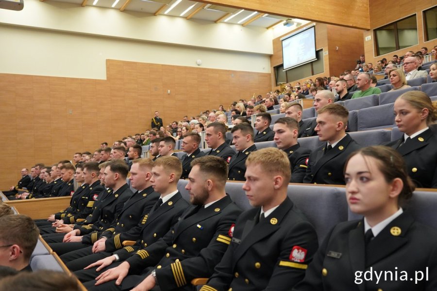 Studenci na auli podczas uroczystość wręczenia dyplomów ukończenia studiów I stopnia