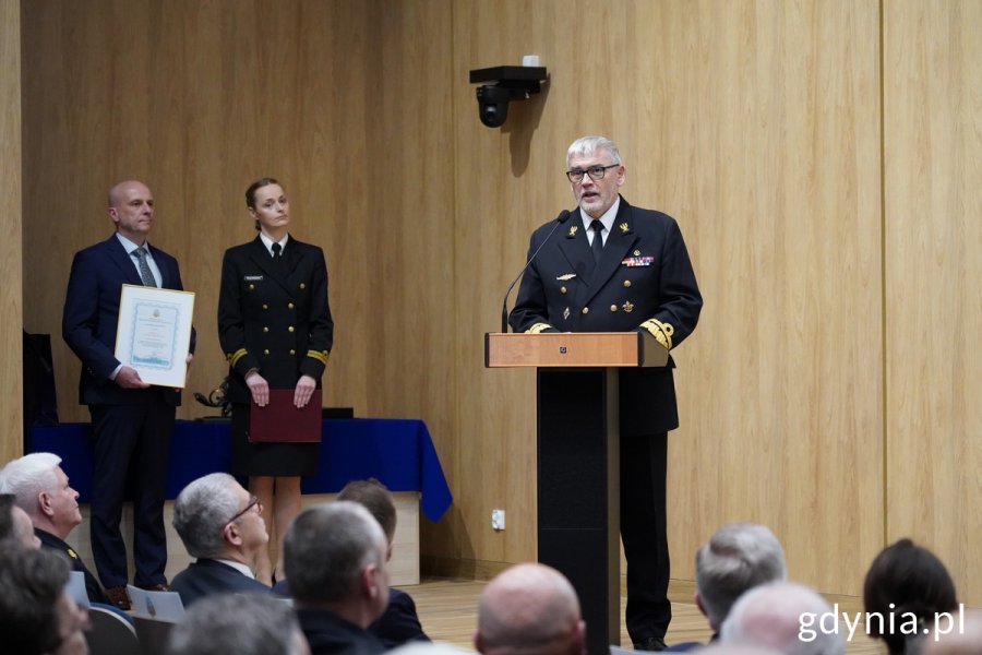 Przy mikrofonie kadm. prof. dr hab. Tomasz Szubrycht, rektor-komendant AMW