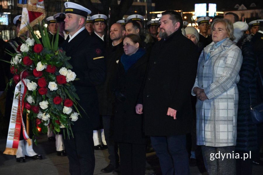 Gdyńscy samorządowcy z biało-czerwonymi kwiatami