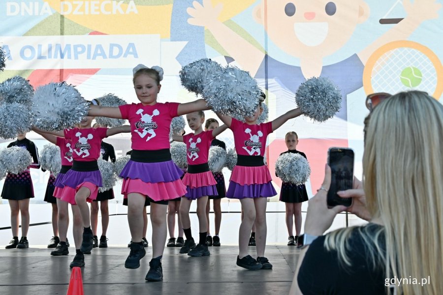 Tancerki z zespołu Cheerleaders Gdynia podczas występu na festynie „Nie lada olimpiada” w parku Kolibki 