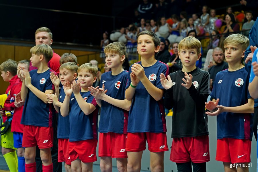 Młodzi sportowcy podczas prezentacji drużyn