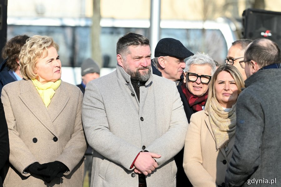 Od lewej: radna miasta Teresa Bysewska, Tadeusz Szemiot - przewodniczący Rady Miasta Gdyni, Andrzej Kowalczys - radny Gdańska i Monika Strzałkowska - radna Gdyni podczas uroczystości z okazji 99. rocznicy nadania Gdyni praw miejskich