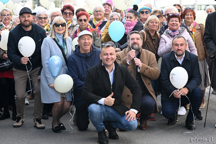 Na zdjęciu m.in.: Tomasz Augustyniak, wiceprezydent Gdyni, Tadeusz Szemiot, przewodniczący rady miasta, Kordian Kulaszewicz, prezes Fundacji Adaptacje (fot. Michał Puszczewicz)