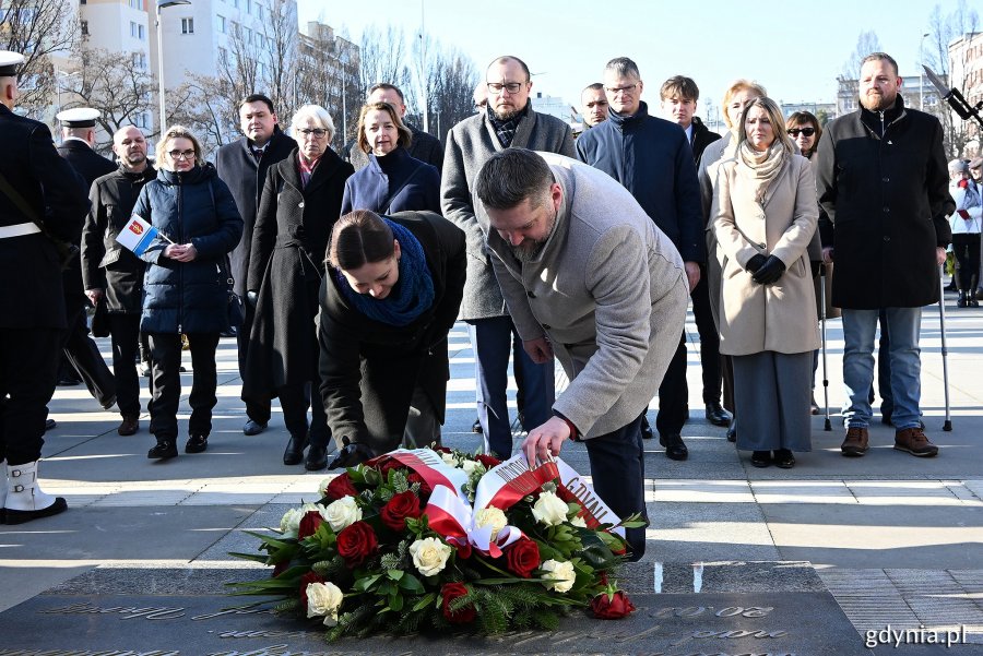 Delegacja gdyńskich samorządowców składająca kwiaty pod pomnikiem Polski Morskiej podczas uroczystości z okazji 99. rocznicy nadania Gdyni praw miejskich