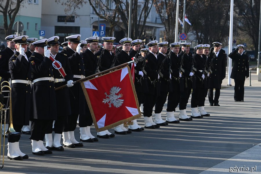  Żołnierze kompanii honorowej z Komendy Portu Wojennego Gdynia podczas uroczystości z okazji 99. rocznicy nadania Gdyni praw miejskich