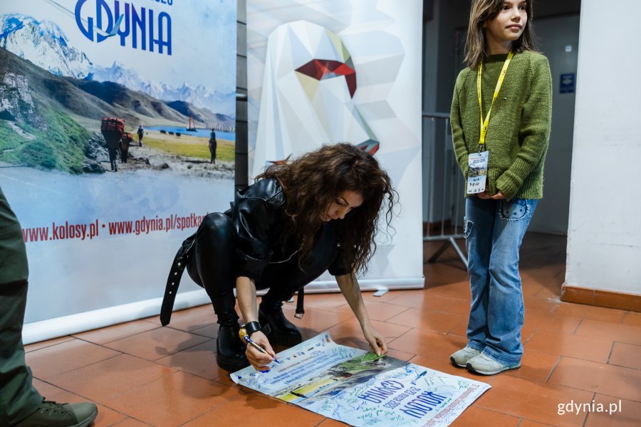 Na korytarzach można było zauważyć uczestników „polujących" na autografy swoich ulubionych podróżników. Na zdjęciu: Anka Sidor  (fot. Karol Stańczak)