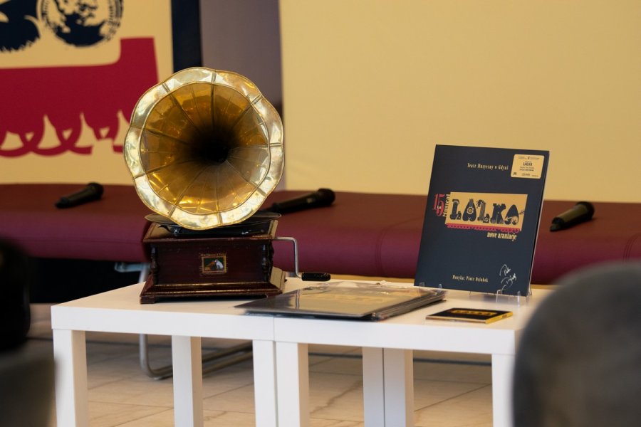  Płyta winylowa z nowym aranżacjami z musicalu „Lalka” i gramofon