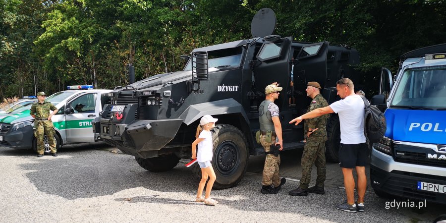 Piknik rekrutacyjny - mundurowi zachęcają do służby (fot. Małgorzata Kaliszewska)