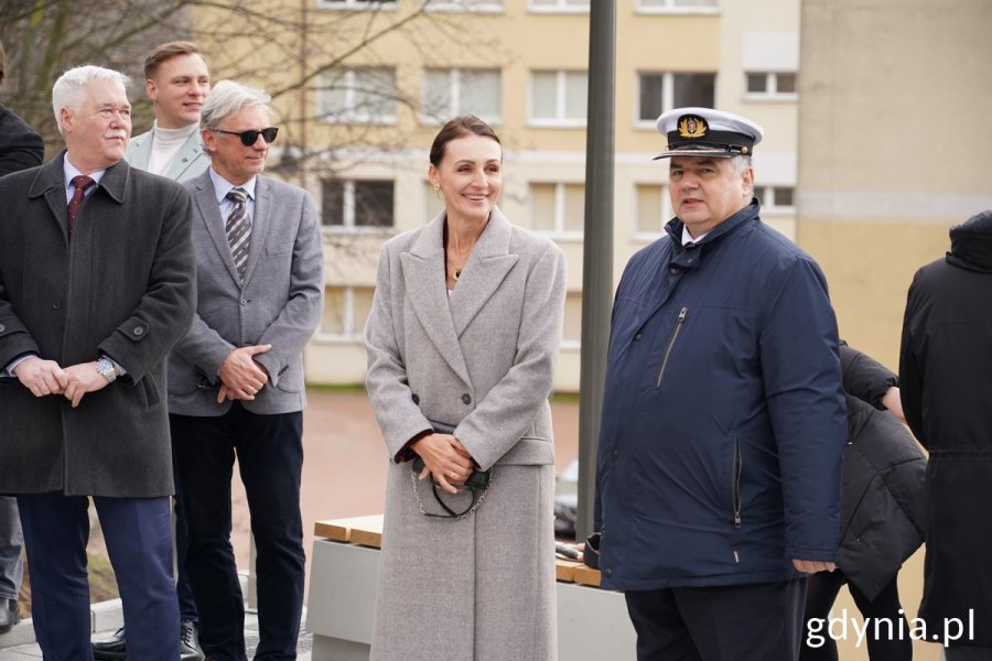 Wśród gości stoją m.in. Beata Rutkiewicz, wojewoda pomorska i prof. dr hab. inż. kpt. ż. w. Adam Weintrit, rektor Uniwersytetu Morskiego w Gdyni