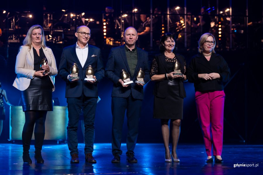 Liderzy Sportu Szkolnego od lewej: Tomasz Ogrodnik dyrektor VI LO, Elżbieta Zaręba dyrektor II LO, Lidia Łączyńska dyrektor ALO, SP 42, Oktawia Gorzeńska wiceprezydent Gdyni // fot. Dawid Linkowski