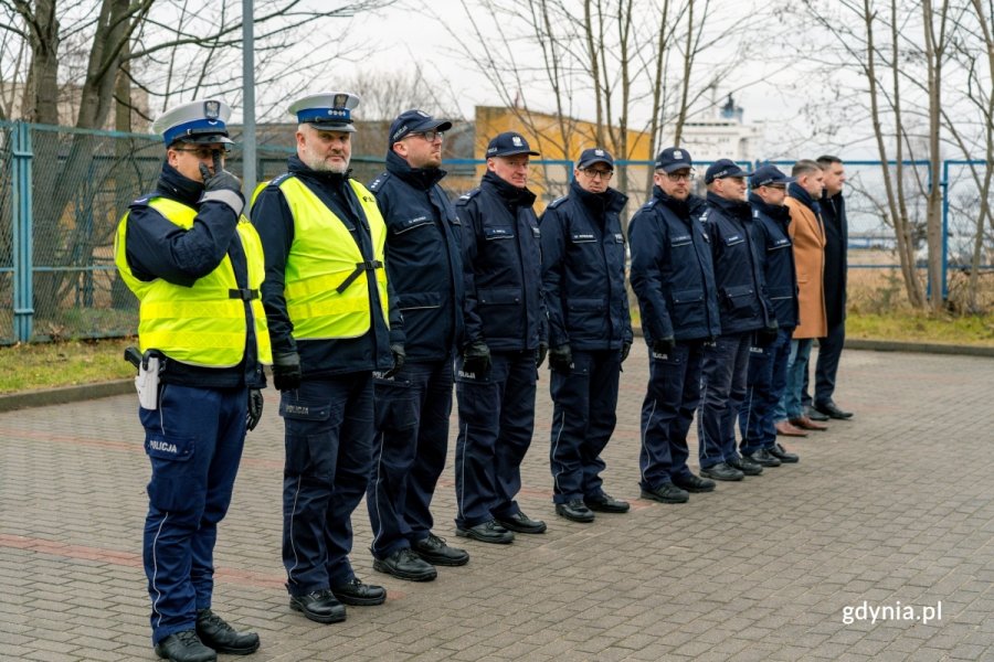 funkcjonariusze policji w mundurach stoją w szeregu