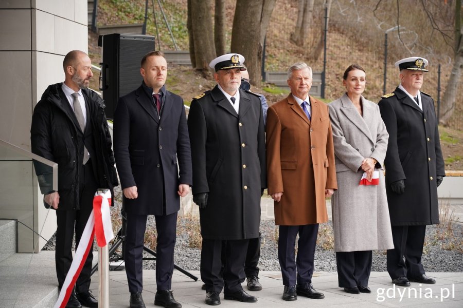 Przed nowym budynkiem stoją m.in.: Stanisław Wziątek, podsekretarz stanu w Ministerstwie Obrony Narodowej, Beata Rutkiewicz, wojewoda pomorska, kadm. prof. dr hab. Tomasz Szubrycht, rektor-komendant AMW i Marek Drygas, kanclerz AMW