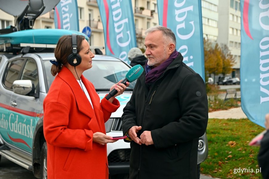 Prezydent Gdyni Wojciech Szczurek podczas rozmowy z reporterką Radia Gdańsk Magdaleną Manasterską