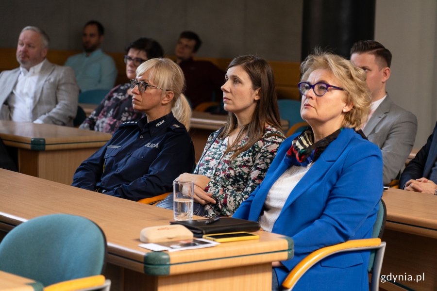 Prezentacji przysłuchiwali się wysłuchali przedstawiciele miasta, służb mundurowych i środowiska akademickiego. Na zdjęciu m.in insp. nadkom. Beata Kurek z Komendy Wojewódzkiej Policji w Gdańsku oraz radna Teresa Bysewska (fot. Natalia Kawalerowicz)