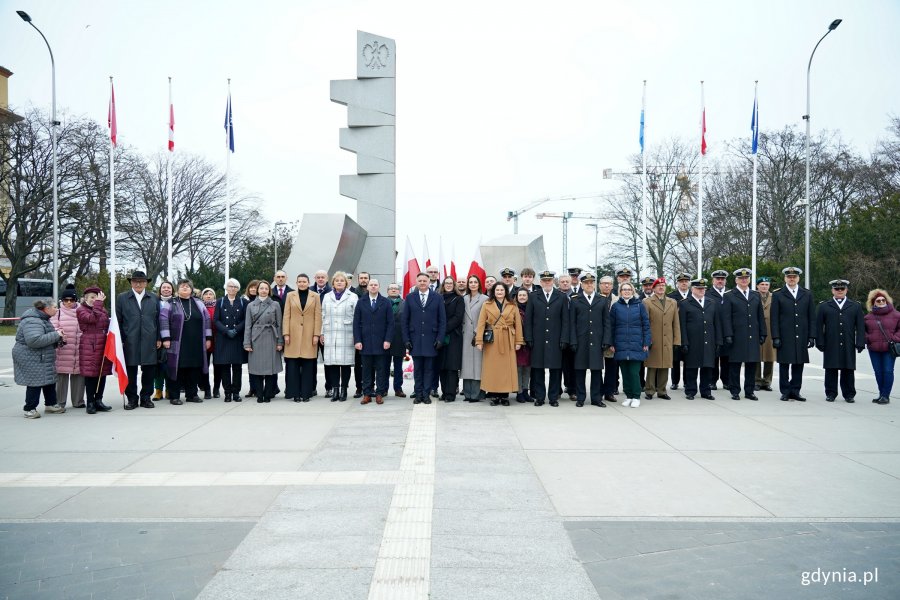 Uczestnicy uroczystości z okazji 26. rocznicy przystąpienia Polski do NATO pod pomnikiem Polski Morskiej 