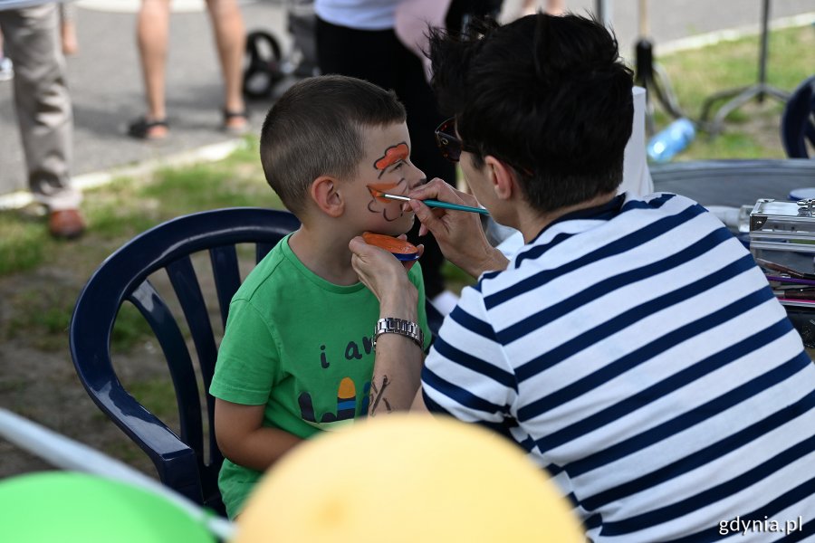 Malowanie buzi dziecku na pikniku marynarskim