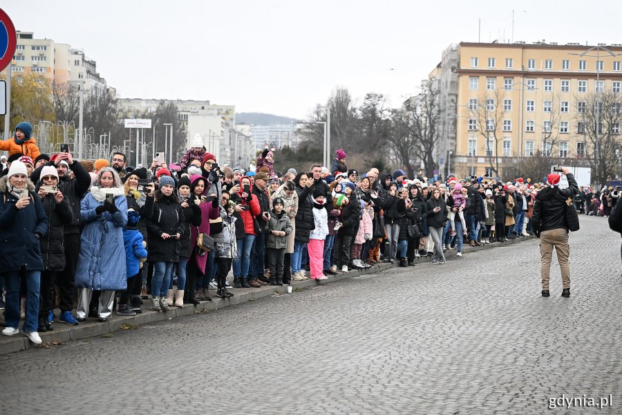 Mieszkańcy oglądający paradę mikołajów