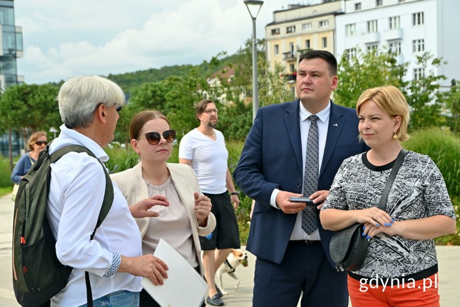 uśmiechnięci ludzie