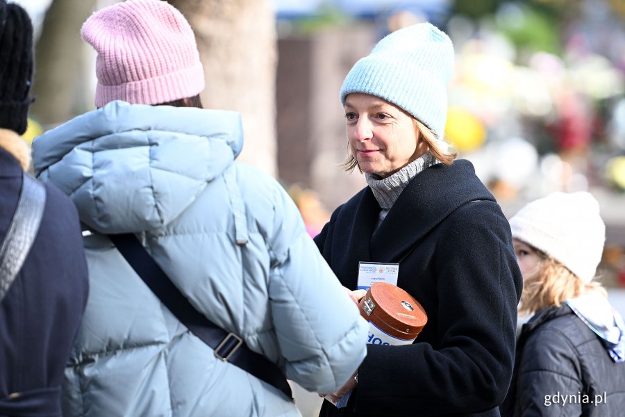 Radna miasta Larysa Kramin podczas kwesty na Cmentarzu Witomińskim