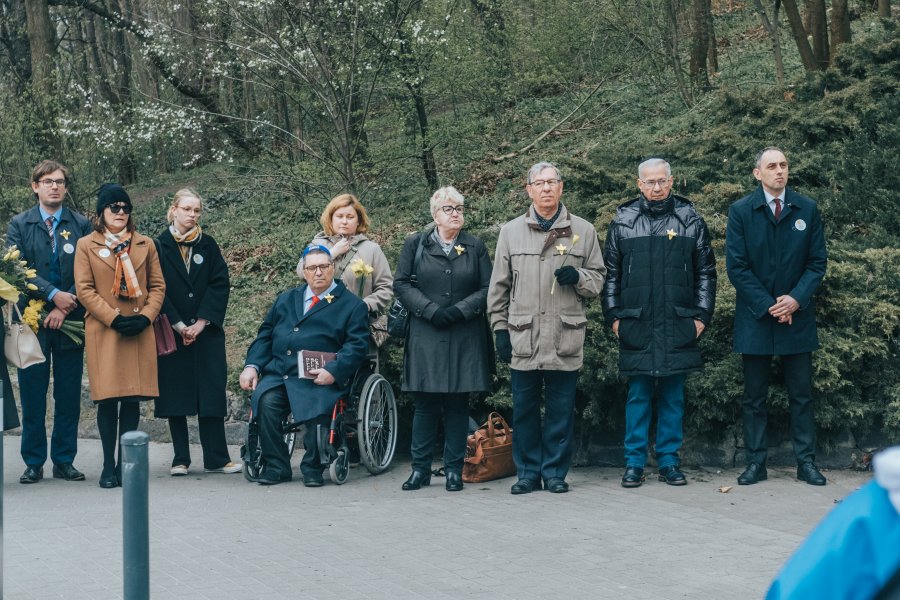 Przedsatawiciele Gimy Żydowskiej pod tablicą