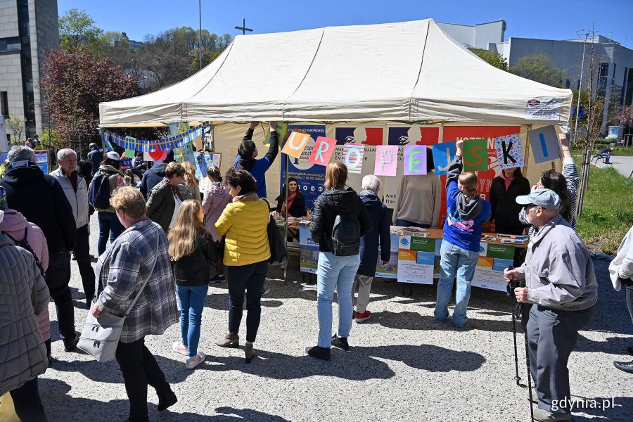 Stoisko na Pikniku Europejskim i zgromadzeni wokół mieszkańcy.