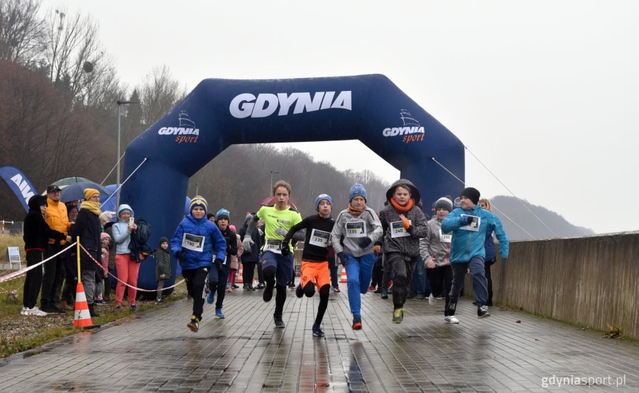 Oksywski bulwar przywitał zgromadzonych rześkim morskim powietrzem, dżdżystą pogodą i sprzyjającą bieganiu temperaturą // fot. M. Urbaniak